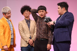 「M-1グランプリ2025」会見後の質疑応答がカオス！ “マイク破壊”、“記者襲撃”、表情で返答6