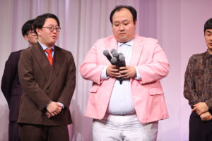 「M-1グランプリ2025」会見後の質疑応答がカオス！ “マイク破壊”、“記者襲撃”、表情で返答7