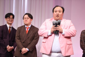 「M-1グランプリ2025」会見後の質疑応答がカオス！ “マイク破壊”、“記者襲撃”、表情で返答9