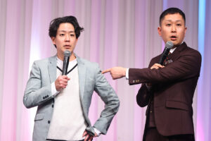 「M-1グランプリ2025」会見後の質疑応答がカオス！ “マイク破壊”、“記者襲撃”、表情で返答11