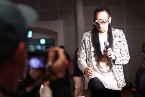 「M-1グランプリ2025」会見後の質疑応答がカオス！ “マイク破壊”、“記者襲撃”、表情で返答14