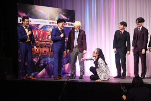 「M-1グランプリ2025」会見後の質疑応答がカオス！ “マイク破壊”、“記者襲撃”、表情で返答16