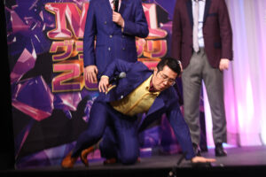 「M-1グランプリ2025」会見後の質疑応答がカオス！ “マイク破壊”、“記者襲撃”、表情で返答17