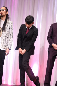 「M-1グランプリ2025」会見後の質疑応答がカオス！ “マイク破壊”、“記者襲撃”、表情で返答18