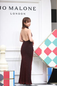 齊藤京子 背中バックリ大胆ドレスで表参道ヒルズ「JO MALONE LONDON」期間限定POPUPに来場3