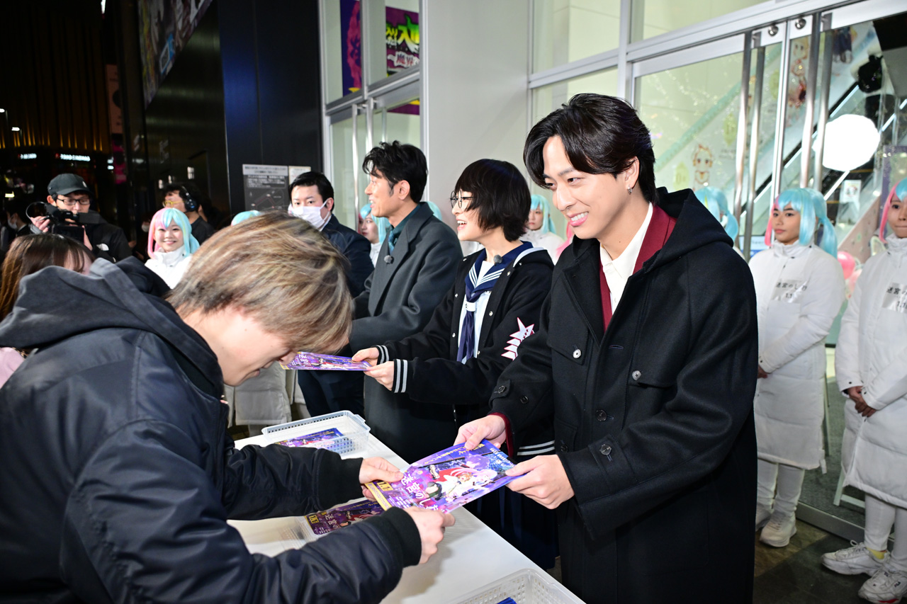 新しい学校のリーダーズ・SUZUKA、原田泰造、timelesz・寺西拓人がアニメイト池袋本店前でビラ配り3