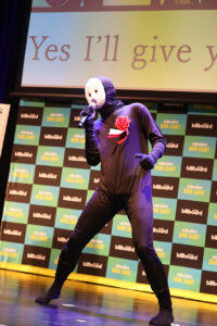 雨穴氏キレッキレダンスに15分以上滔々スピーチ!『Billboard JAPAN Book Charts』授賞式18