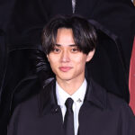 永瀬廉「ラストマン」レッドカーペット＆階段を颯爽と降壇！声がけにニコニコと応じる