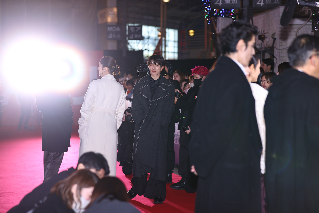 Snow Man・向井康二レッドカーペットでふとした瞬間視線送る!「ラストマン」イベント1
