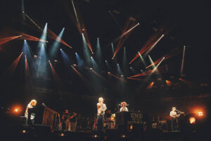 「UVERworld VS シリーズ　UVERworld vs SEKAI NO OWARI」日本武道館で1万2000人熱狂3