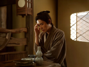 長尾謙杜 白装束で華麗に大刀振り上げ瞬間＆北村一輝と必死形相！『木挽町のあだ討ち』場面写5