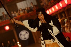 長尾謙杜 白装束で華麗に大刀振り上げ瞬間＆北村一輝と必死形相！『木挽町のあだ討ち』場面写6