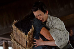 長尾謙杜 白装束で華麗に大刀振り上げ瞬間＆北村一輝と必死形相！『木挽町のあだ討ち』場面写9