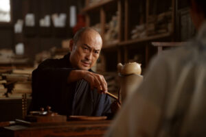 長尾謙杜 白装束で華麗に大刀振り上げ瞬間＆北村一輝と必死形相！『木挽町のあだ討ち』場面写12