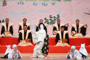 中村壱太郎 数々の衣装替えと舞い踊り続ける『京鹿子娘道成寺』 『壽 初春歌舞伎特別公演』夜の部華やか彩る4