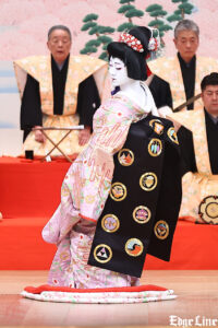 中村壱太郎 数々の衣装替えと舞い踊り続ける『京鹿子娘道成寺』 『壽 初春歌舞伎特別公演』夜の部華やか彩る6