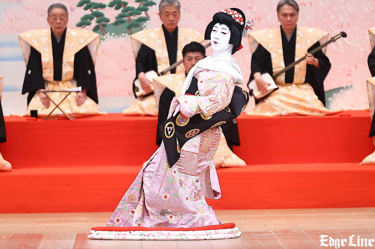 中村壱太郎 数々の衣装替えと舞い踊り続ける『京鹿子娘道成寺』 『壽 初春歌舞伎特別公演』夜の部華やか彩る7