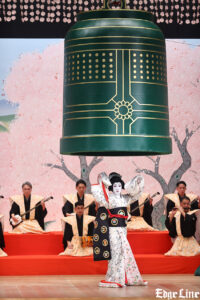 中村壱太郎 数々の衣装替えと舞い踊り続ける『京鹿子娘道成寺』 『壽 初春歌舞伎特別公演』夜の部華やか彩る12