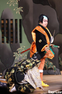 「祇園祭礼信仰記 金閣寺」中村壱太郎 舞台いっぱいの桜の花びら舞うなかで 『壽 初春歌舞伎特別公演』初日昼の部1