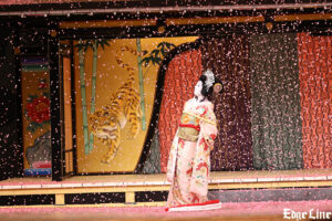 「祇園祭礼信仰記 金閣寺」中村壱太郎 舞台いっぱいの桜の花びら舞うなかで 『壽 初春歌舞伎特別公演』初日昼の部5