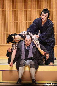 粗暴な“熊五郎”片岡愛之助とおどおどした“久六”市川中車のコミカル掛け合い「らくだ」笑いで満ちる3