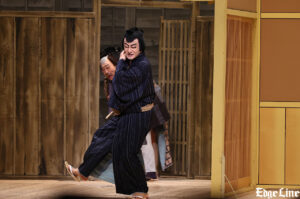 粗暴な“熊五郎”片岡愛之助とおどおどした“久六”市川中車のコミカル掛け合い「らくだ」笑いで満ちる4