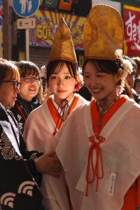 翼和希、オール阪神・巨人、円井わん、福娘ら大阪・ミナミで『宝恵駕行列』 新春賑やかに彩る1