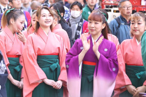 翼和希、オール阪神・巨人、円井わん、福娘ら大阪・ミナミで『宝恵駕行列』 新春賑やかに彩る5