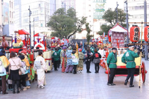 翼和希、オール阪神・巨人、円井わん、福娘ら大阪・ミナミで『宝恵駕行列』 新春賑やかに彩る9