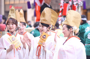 翼和希、オール阪神・巨人、円井わん、福娘ら大阪・ミナミで『宝恵駕行列』 新春賑やかに彩る13