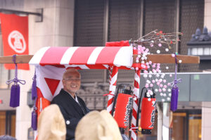 翼和希、オール阪神・巨人、円井わん、福娘ら大阪・ミナミで『宝恵駕行列』 新春賑やかに彩る14