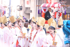 翼和希、オール阪神・巨人、円井わん、福娘ら大阪・ミナミで『宝恵駕行列』 新春賑やかに彩る15