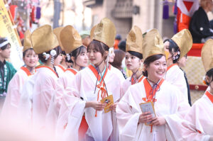 翼和希、オール阪神・巨人、円井わん、福娘ら大阪・ミナミで『宝恵駕行列』 新春賑やかに彩る16