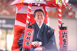 翼和希、オール阪神・巨人、円井わん、福娘ら大阪・ミナミで『宝恵駕行列』 新春賑やかに彩る18