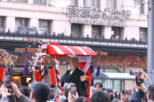 翼和希、オール阪神・巨人、円井わん、福娘ら大阪・ミナミで『宝恵駕行列』 新春賑やかに彩る22