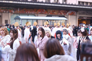 翼和希、オール阪神・巨人、円井わん、福娘ら大阪・ミナミで『宝恵駕行列』 新春賑やかに彩る24