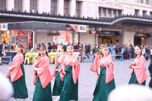 翼和希、オール阪神・巨人、円井わん、福娘ら大阪・ミナミで『宝恵駕行列』 新春賑やかに彩る27