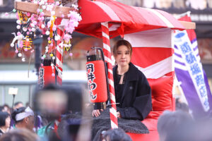 翼和希、オール阪神・巨人、円井わん、福娘ら大阪・ミナミで『宝恵駕行列』 新春賑やかに彩る29