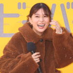 芳根京子『私がビーバーになる時』主人公メイベル就任！観客前パネルぶち抜きサプライズに「カワイイ」の声