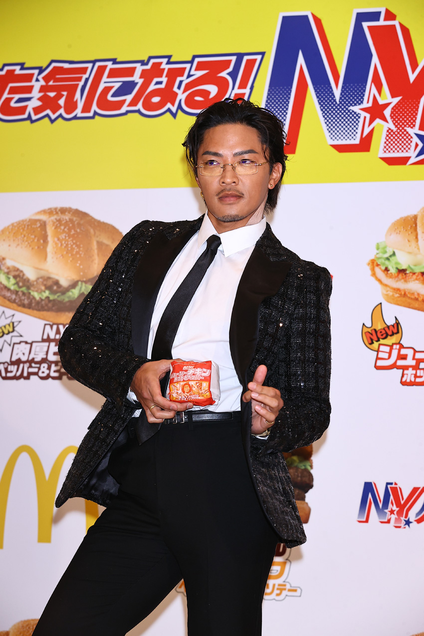 数原龍友、片寄涼太、みちょぱドレスアップしてN・Y・B人文字!“かっずデリバリー”も3