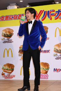 数原龍友、片寄涼太、みちょぱドレスアップしてN・Y・B人文字!“かっずデリバリー”も5