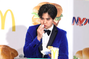 数原龍友、片寄涼太、みちょぱドレスアップしてN・Y・B人文字!“かっずデリバリー”も12