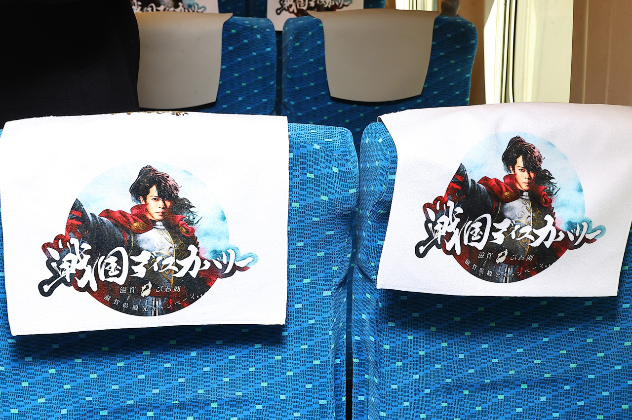 滋賀県観光に新幹線1両貸切の『戦国浪漫号』品川-米原間運行!戦国武将、グルメ、中井均氏のクイズで盛況1