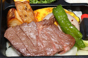 滋賀県観光に新幹線1両貸切の『戦国浪漫号』品川-米原間運行!戦国武将、グルメ、中井均氏のクイズで盛況2