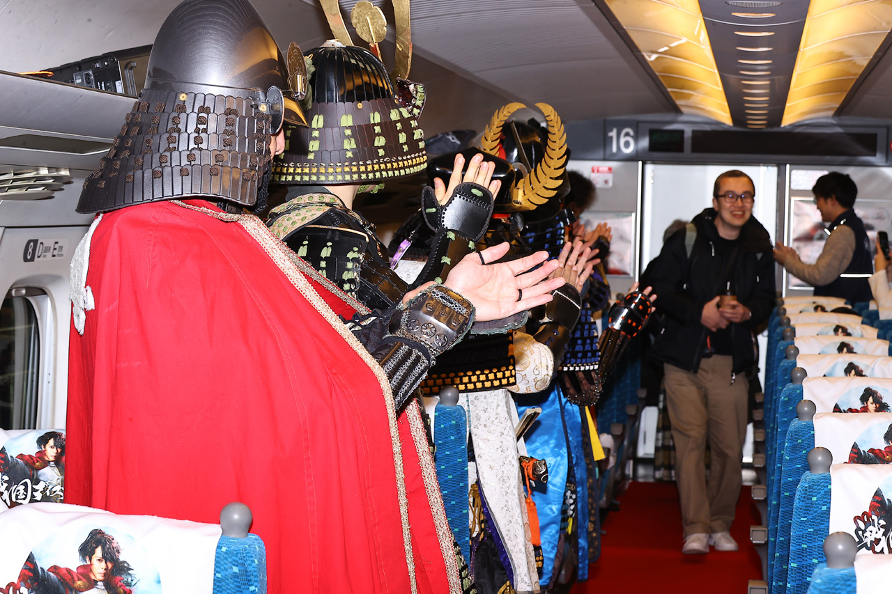 滋賀県観光に新幹線1両貸切の『戦国浪漫号』品川-米原間運行!戦国武将、グルメ、中井均氏のクイズで盛況5