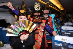 滋賀県観光に新幹線1両貸切の『戦国浪漫号』品川-米原間運行!戦国武将、グルメ、中井均氏のクイズで盛況9