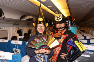 滋賀県観光に新幹線1両貸切の『戦国浪漫号』品川-米原間運行!戦国武将、グルメ、中井均氏のクイズで盛況10