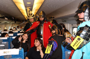 滋賀県観光に新幹線1両貸切の『戦国浪漫号』品川-米原間運行!戦国武将、グルメ、中井均氏のクイズで盛況11