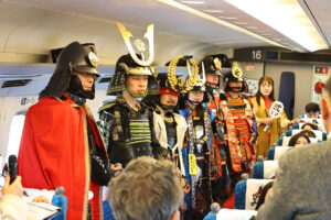 滋賀県観光に新幹線1両貸切の『戦国浪漫号』品川-米原間運行!戦国武将、グルメ、中井均氏のクイズで盛況14