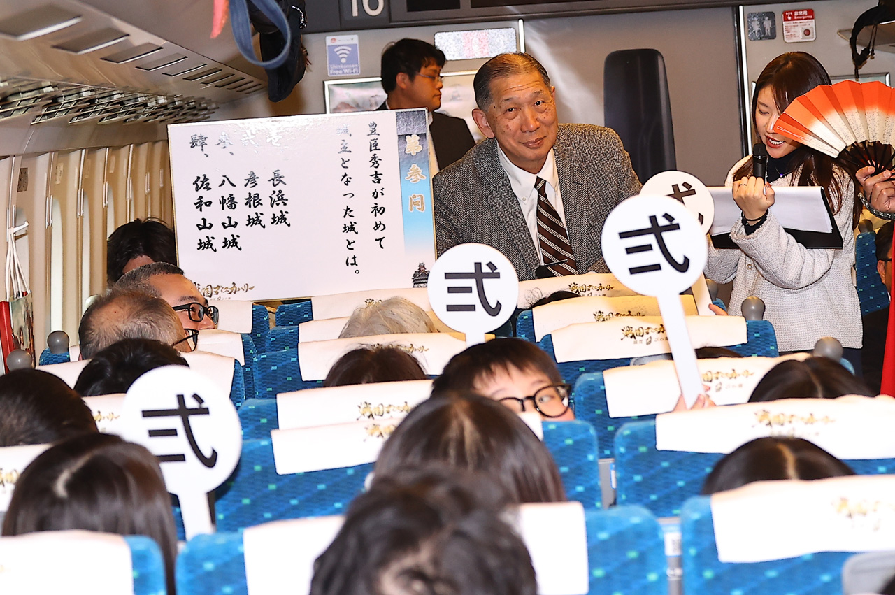 滋賀県観光に新幹線1両貸切の『戦国浪漫号』品川-米原間運行!戦国武将、グルメ、中井均氏のクイズで盛況16